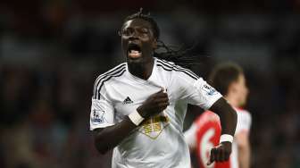 Pemain Swansea Bafetimbi Gomis rayakan gol ke gawang Arsenal (12/5) [Reuters/Dylan Martinez]