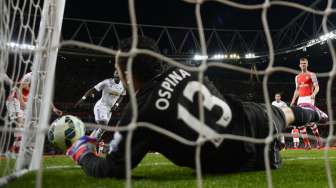 Kiper Arsenal David Ospina terlambat membuang bola hasil tandukkan Bafetimbi Gomis (12/5) [Reuters/Dylan Martinez]