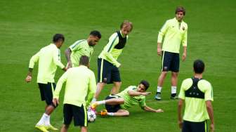 Daniel Alves, Ivan Rakitic dan Marc Bartra dengan pemain Barca lainnya melakukan sesi latihan di Allianz Arena (11/5). Reuters / Michaela Rehle.