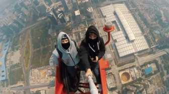 VIDEO: Dua Lelaki Rusia Selfie di Puncak Gedung 660 Meter