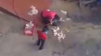 Tertangkap Kamera, Pekerja KFC Sedang Bersihkan Ayam di Lantai
