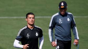 Bintang Real Madrid Cristiano Ronaldo dan pelatih Carlo Ancelotti saat latihan di Valdebebas (12/5). Reuters / Juan Medina