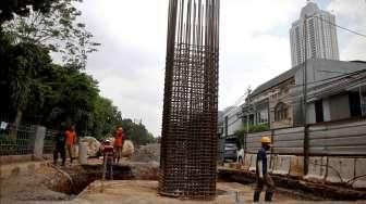 Pekerja menyelesaikan pekerjaan proyek pembangunan jalan layang non-tol Ciledug-Tendean di kawasan Jl Trunojoyo, Kebayoran Lama, Jakarta, Rabu (13/5/2015). [Suara.com/Kurniawan Mas'ud]