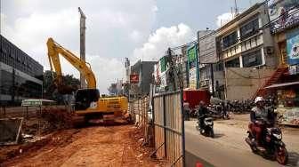 Pekerja menyelesaikan pekerjaan proyek pembangunan jalan layang non-tol Ciledug-Tendean di kawasan Jl Trunojoyo, Kebayoran Lama, Jakarta, Rabu (13/5/2015). [Suara.com/Kurniawan Mas'ud]