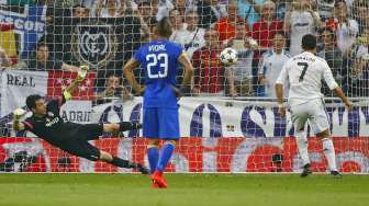 Pemain Madrid Cristiano Ronaldo menjebol gawang Buffon lewat titik penalti (14/5) [Reuters/Tony Gentile]