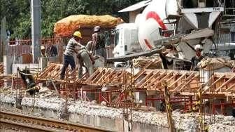 Pekerja menyelesaikan pengerjaan proyek renovasi Stasiun Kereta Api Kebayoran Lama, Jakarta Selatan, Rabu (13/5/2015). [Suara.com/Kurniawan Mas'ud]