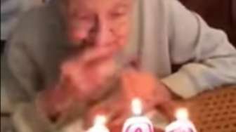VIDEO: Ups, Gigi Palsu Nenek Copot Saat Tiup Lilin