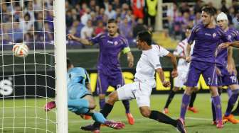 Carlos Bacca menjebol gawang Fiorentina (15/5) [Reuters/Giampiero Sposito]