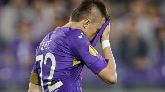 Pemain Fiorentina Josip Ilicic terlihat kecewa setelah membuang peluang lewat titik penalti (15/5) [Reuters/Giampiero Sposito]