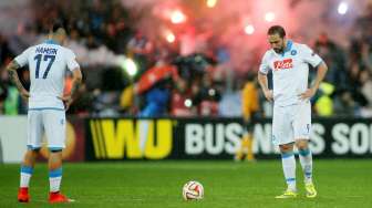 Reaksi dua pemain Napoli Gonzalo Higuain (kanan) dan Marek Hamsik setelah pemain Dnipro Dnipropetrovsk mencetak gol. Reuters/Gleb Garanich