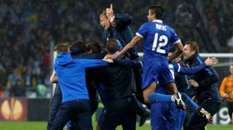 Para pemain, pelatih dan staff Dnipro Dnipropetrovsk merayakan kemenangan atas Napoli dan maju ke final Liga Europa.  Reuters/Valentyn Ogirenko