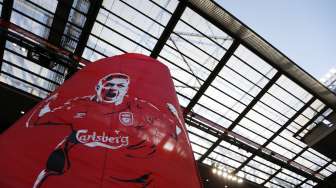 Steven Gerrard untuk terakhir kalinya tampil berkostum Liverpool di Stadion Anfield pada laga melawan Crystal Palace, Sabtu (16/5) waktu setempat.