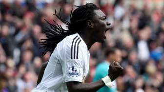 Striker Swansea City Bafetimbi Gomis merayakan golnya ke gawang Manchester City. Reuters/Rebecca Naden Livepic