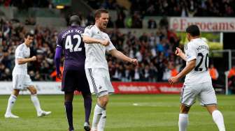 Pemain Swansea City Gylfi Sigurdsson (tengah) merayakan golnya ke gawang Manchester City. Reuters / John Sibley Livepic