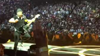 VIDEO: 'Gubrak', Gitaris U2 Jatuh dari Panggung Konser