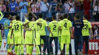 Pemain Barcelona sambut fans Atletico usai memenangkan La Liga di Calderon (18/5) [Reuters/Andrea Comas]