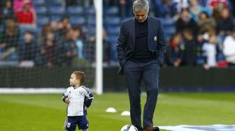 Manajer Chelsea Jose Mourinho terlihat memainkan bola dengan, Luca, cucu manajer WBA Tony Pulis (19/5) [Reuters/Eddie Keogh]