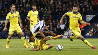 John Terry bertarung memperebutkan bola dengan Saido Berahino (19/5) [Reuters/Carl Recine]