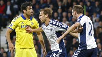 Diego Costa (kiri) berseteru dengan pemain WBA Gareth McAuley (19/5) [Reuters/Carl Recine]