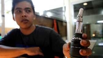 Gerakan Kurangi Risiko Rokok Meluas, Sejumlah Pengusaha Vape Mulai Pasang Stiker Edukasi
