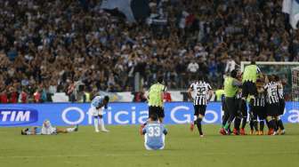 Pemain Lazio terlihat kecewa usai dikalahkan Juventus di final Coppa Italia (21/5) [Reuters/Giampiero Sposito]