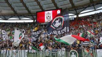 Fans Juventus beri dukungan di final Coppa Italia (21/5) [Reuters/Giampiero Sposito]