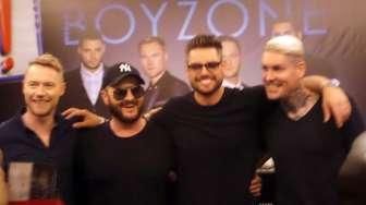 Jelang Konser Boyzone Para Fans Antre Berfoto Wall of Fame