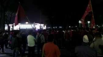 Jelang Malam Mahasiswa Bertahan di Depan Istana Jokowi