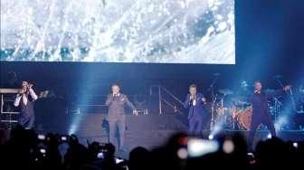 Suasana konser boyband asal Irlandia, Boyzone, di hadapan para penggemarnya di Istora Senayan, Jakarta, Jumat (22/5/2015) malam. [Suara.com/Kurniawan Mas'ud]