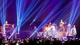 Suasana konser boyband asal Irlandia, Boyzone, di hadapan para penggemarnya di Istora Senayan, Jakarta, Jumat (22/5/2015) malam. [Suara.com/Kurniawan Mas'ud]