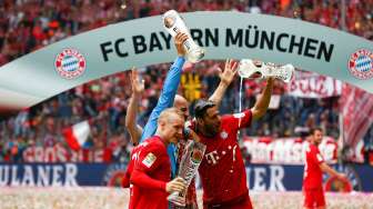 Pemain Bayern Munich Sebastian Rode, pelatih Pep Guardiola dan merayakan keberhasilan mereka menjuarai Bundesliga. Reuters/Michael Dalder