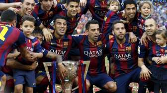 Kapten Barcelona Xavi Hernandez (tengah) dan rekan setimnya merayakan keberhasilannya juara La Liga. Reuters/Gustau Nacarino