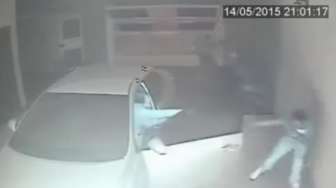 VIDEO: Baku Tembak, Perampok Mobil Tewas oleh Korbannya