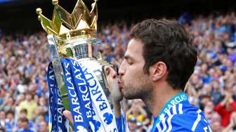 Juara Premier League 2014/2015 Chelsea menerima trofi tanda juara usai melakoni laga terakhir di Stadion Stamford Bridge, Minggu (24/5).