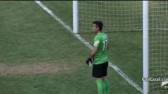 VIDEO: Lihat yang Dilakukan Kiper Ini Saat Gawangnya Kebobolan