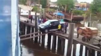 VIDEO: Aksi 'Gila' Memasukkan Mobil ke dalam Kapal