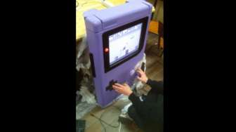 VIDEO: Ini Dia "Game Boy" Terbesar yang Pernah Dibuat Manusia