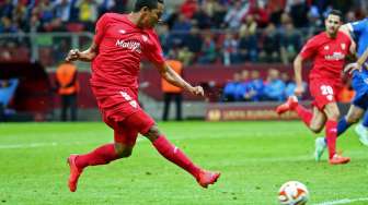 Penyerang Sevilla Carlos Bacca mencetak gol kedua buat timnya pada final Liga Europa, Kamis (28/5) WIB. [Reuters / Eddie Keogh]