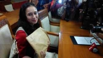 Diancam Bisa Masuk Penjara, Staf Cantik Anggota DPR Tak Takut