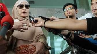 Mediana Hutomo menjadi saksi dalam kasus dugaan korupsi alat kesehatan dengan tersangka mantan Menteri Kesehatan Siti Fadilah Supari.