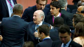 Anggota Komite Eksekutif FIFA memberikan selamat kepada Sepp Blatter setelah terpilih kembali menjadi Presiden FIFA di Zurich, (29/5), Reuters/Arnd Wiegmann