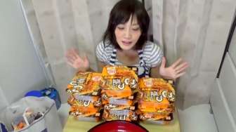 VIDEO: 10 Bungkus Mi Instan Habis Dilahap Gadis Kurus Ini
