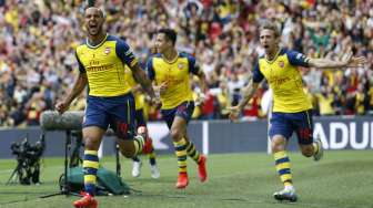 Theo Walcott rayakan golnya ke gawang Aston Villa (31/5) [Reuters/Carl Recine]