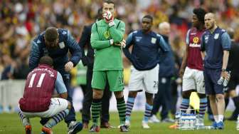 Punggawa Aston Villa terlihat kecewa di akhir pertandingan (31/5) [Reuters/John Sibley]