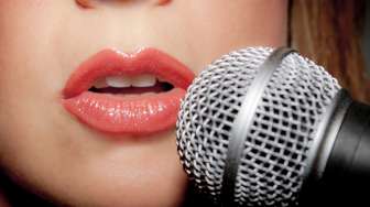 Jadi Penyanyi Dangdut, Tetangga Berisik Karaoke Latihan Nyanyi Bersuara Kencang, Pas Ditegur Malah Ngamuk