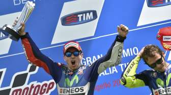 Pebalap Yamaha Jorge Lorenzo merayakan kemenangannya di podium setelah menjadi juara MotoGP Italia (31/5/2015). Reuters/Stringer