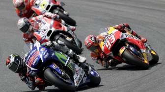 Pebalap Yamaha Jorge Lorenzo memimpin di tikungan dari para pebalap lainnya di sirkuit Mugello (31/5). Reuters/Max Rossi