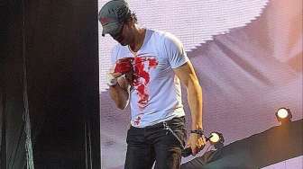 Jari Enrique Iglesias Berdarah Teriris Drone saat Konser