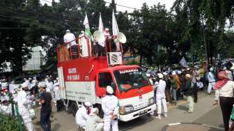 Ratusan Orang Geruduk DPRD DKI, Desak Ahok Dicopot