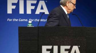 Mundur, Blatter Dapat "Standing Ovation"